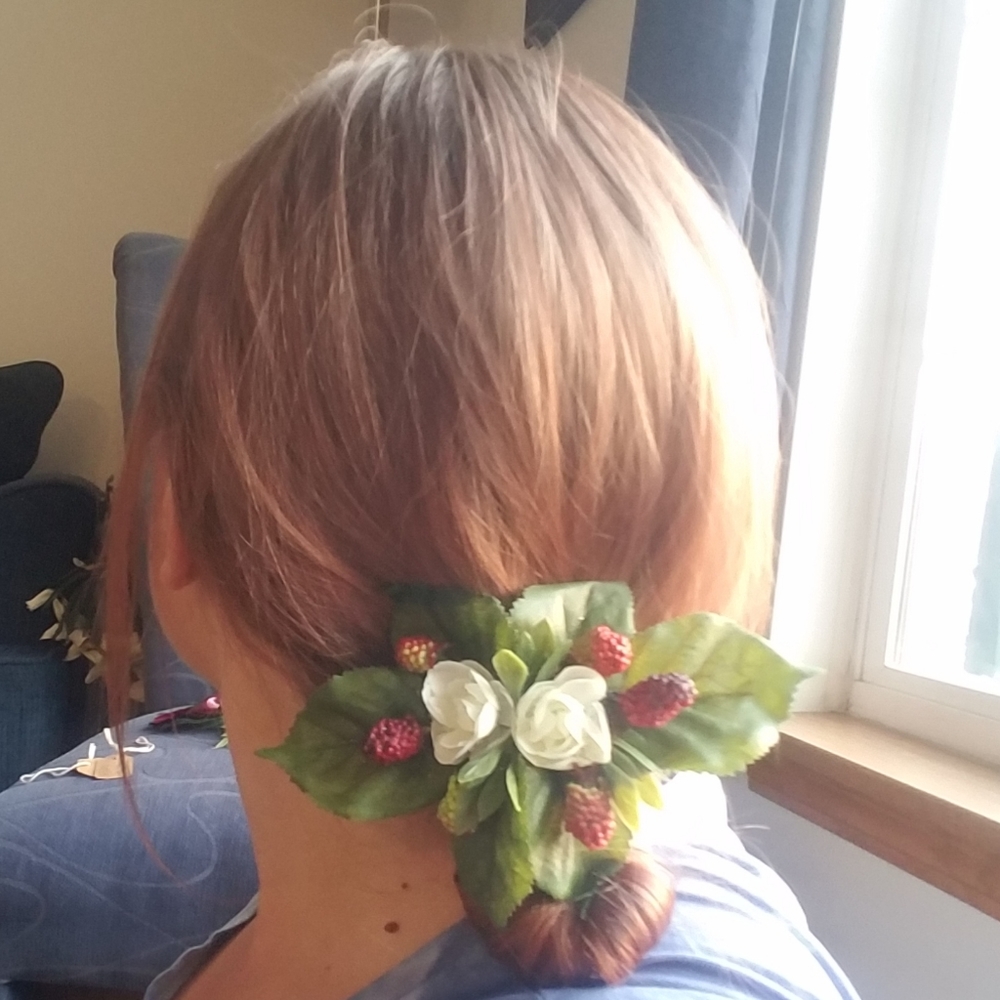 Raspberry & Ranunculus Hair Accessory - Picture 4 of 11